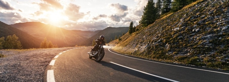 Een motorrijder op zijn motor onderweg