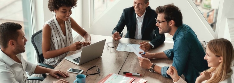 Bespreking werkgever met personeel op kantoor